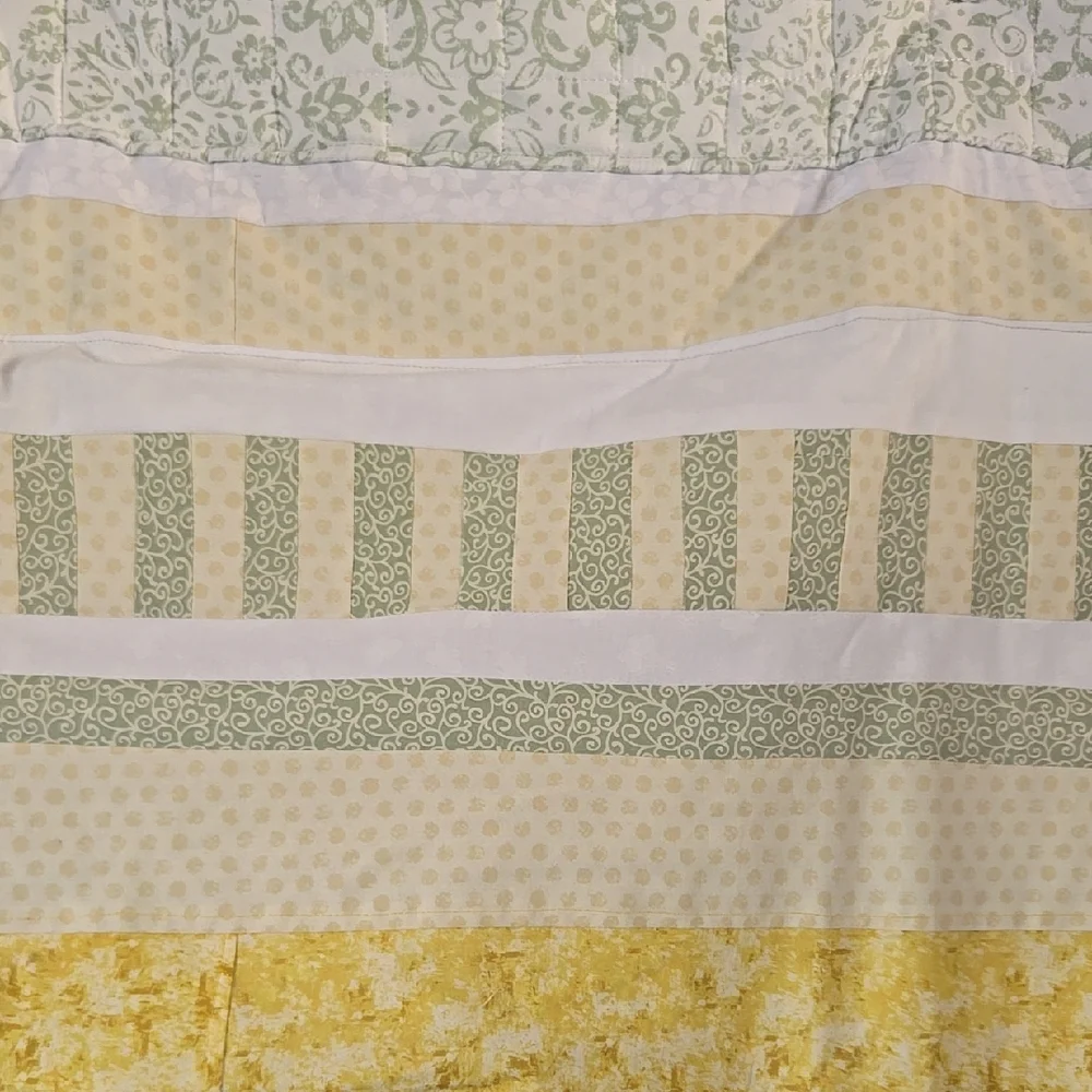 Cheerful Yellow and White Quilt with Decorative Patterns